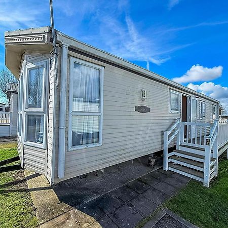 8 Berth Caravan With Decking To Hire At Naze Marine In Essex Ref 17045Nm Walton-on-the-Naze Exterior foto