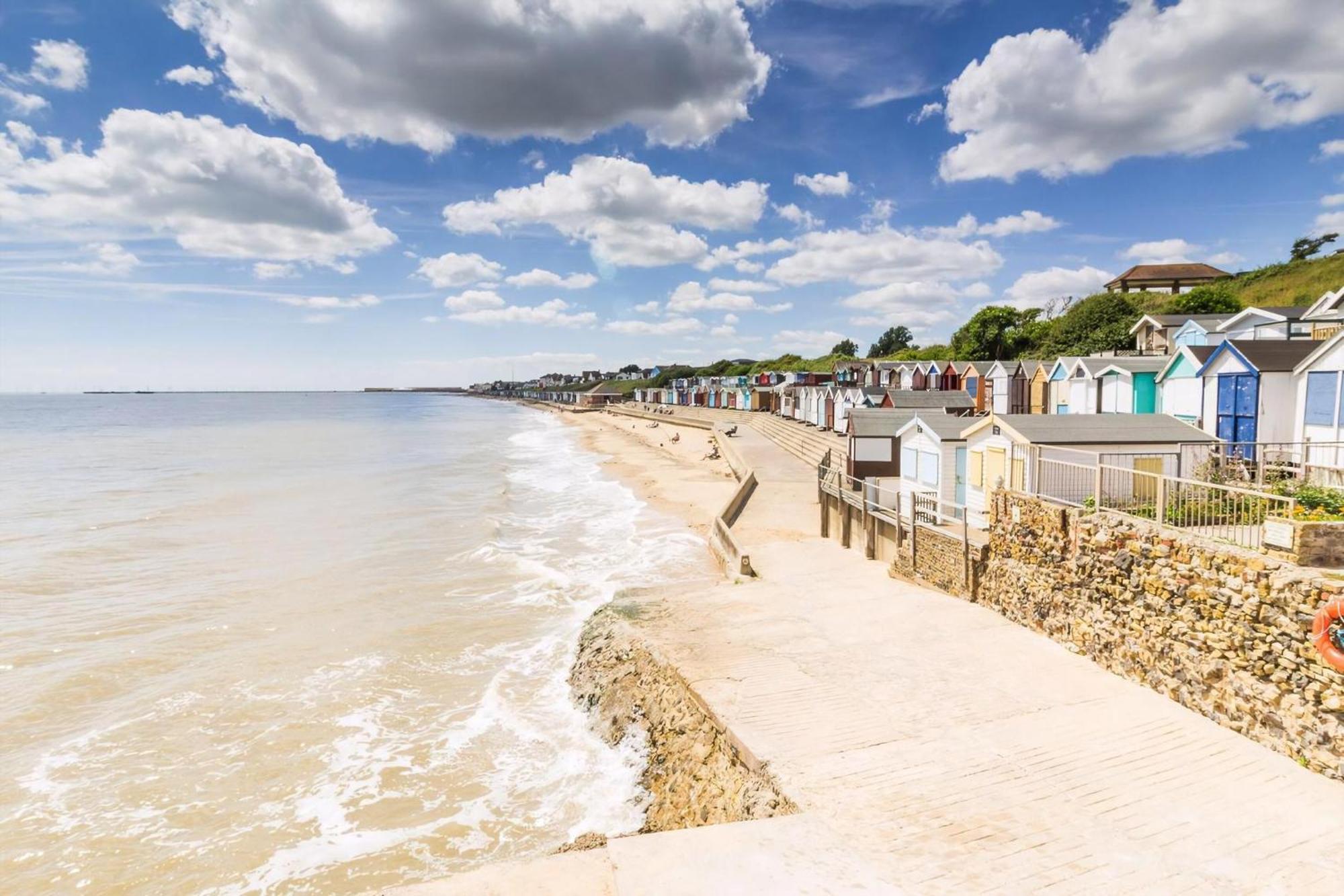 8 Berth Caravan With Decking To Hire At Naze Marine In Essex Ref 17045Nm Walton-on-the-Naze Exterior foto