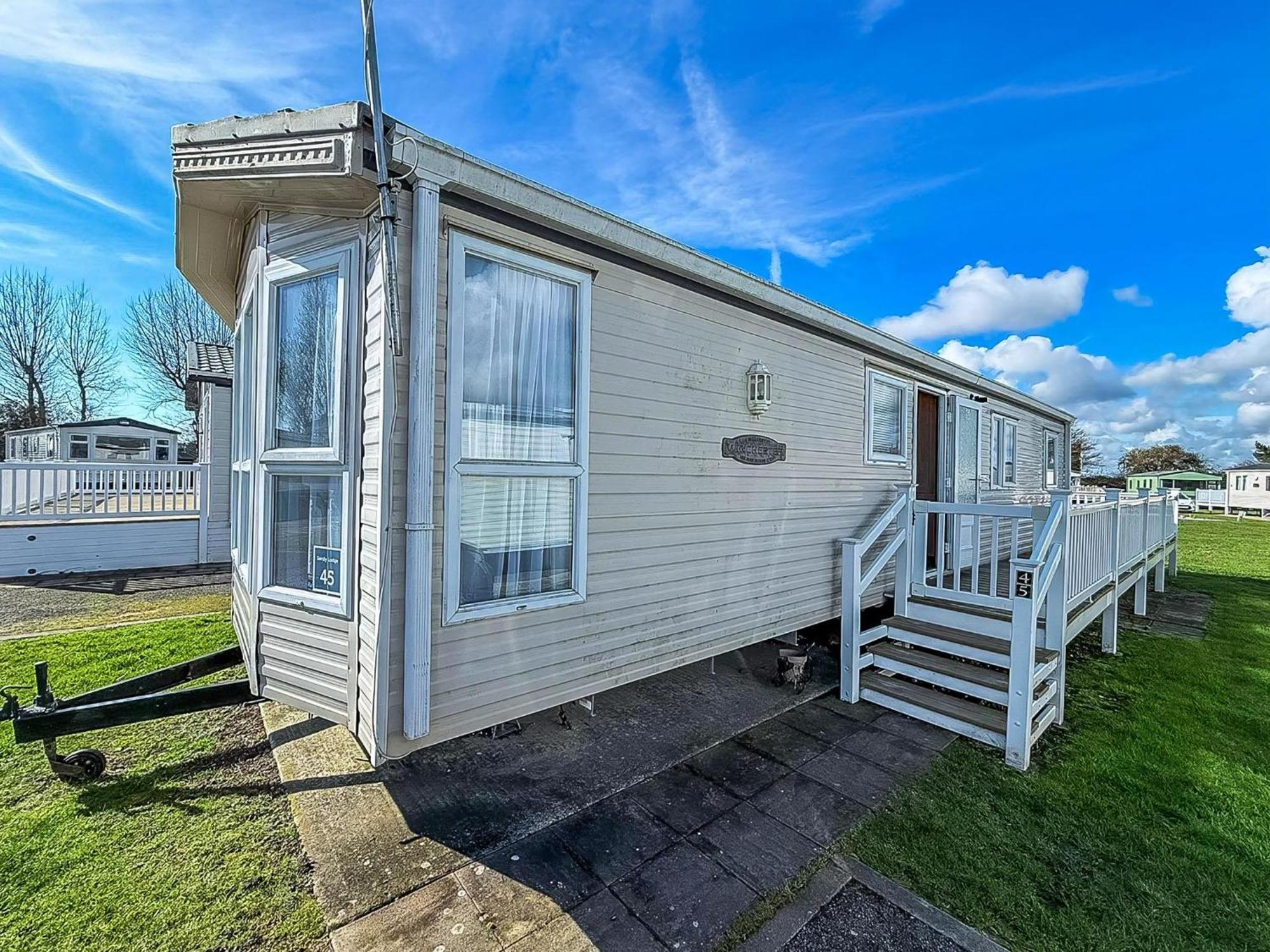 8 Berth Caravan With Decking To Hire At Naze Marine In Essex Ref 17045Nm Walton-on-the-Naze Exterior foto