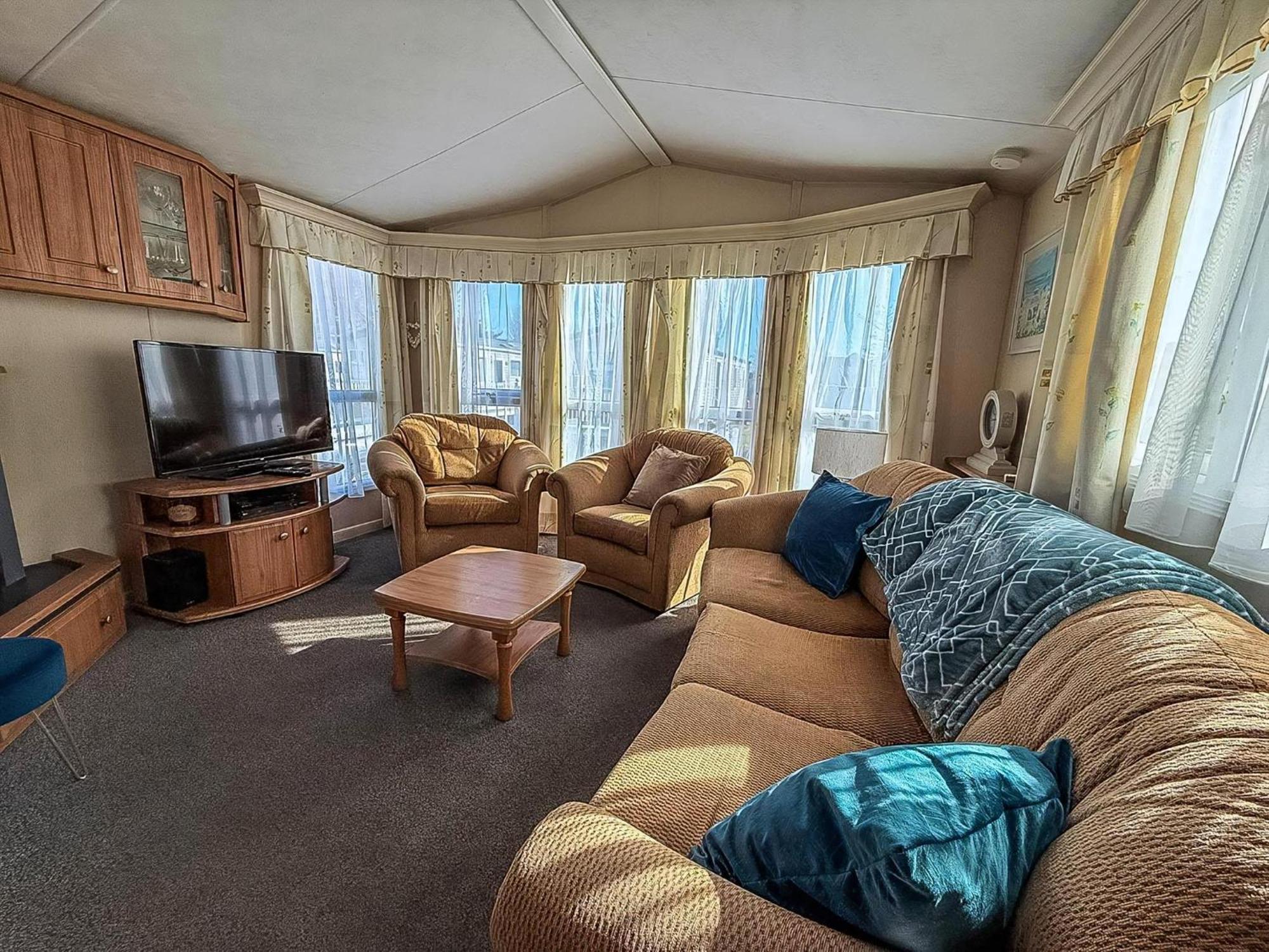 8 Berth Caravan With Decking To Hire At Naze Marine In Essex Ref 17045Nm Walton-on-the-Naze Exterior foto