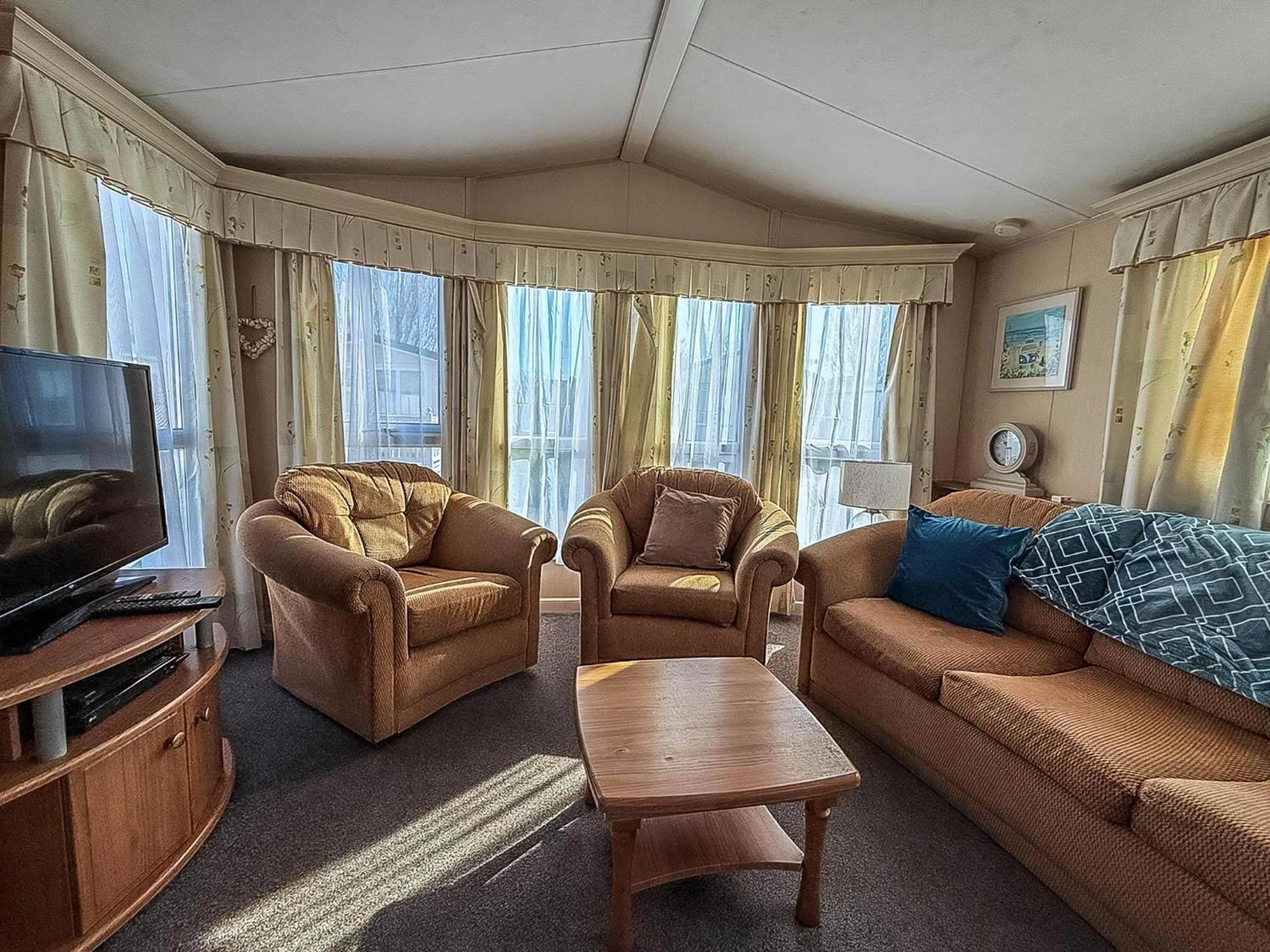 8 Berth Caravan With Decking To Hire At Naze Marine In Essex Ref 17045Nm Walton-on-the-Naze Exterior foto
