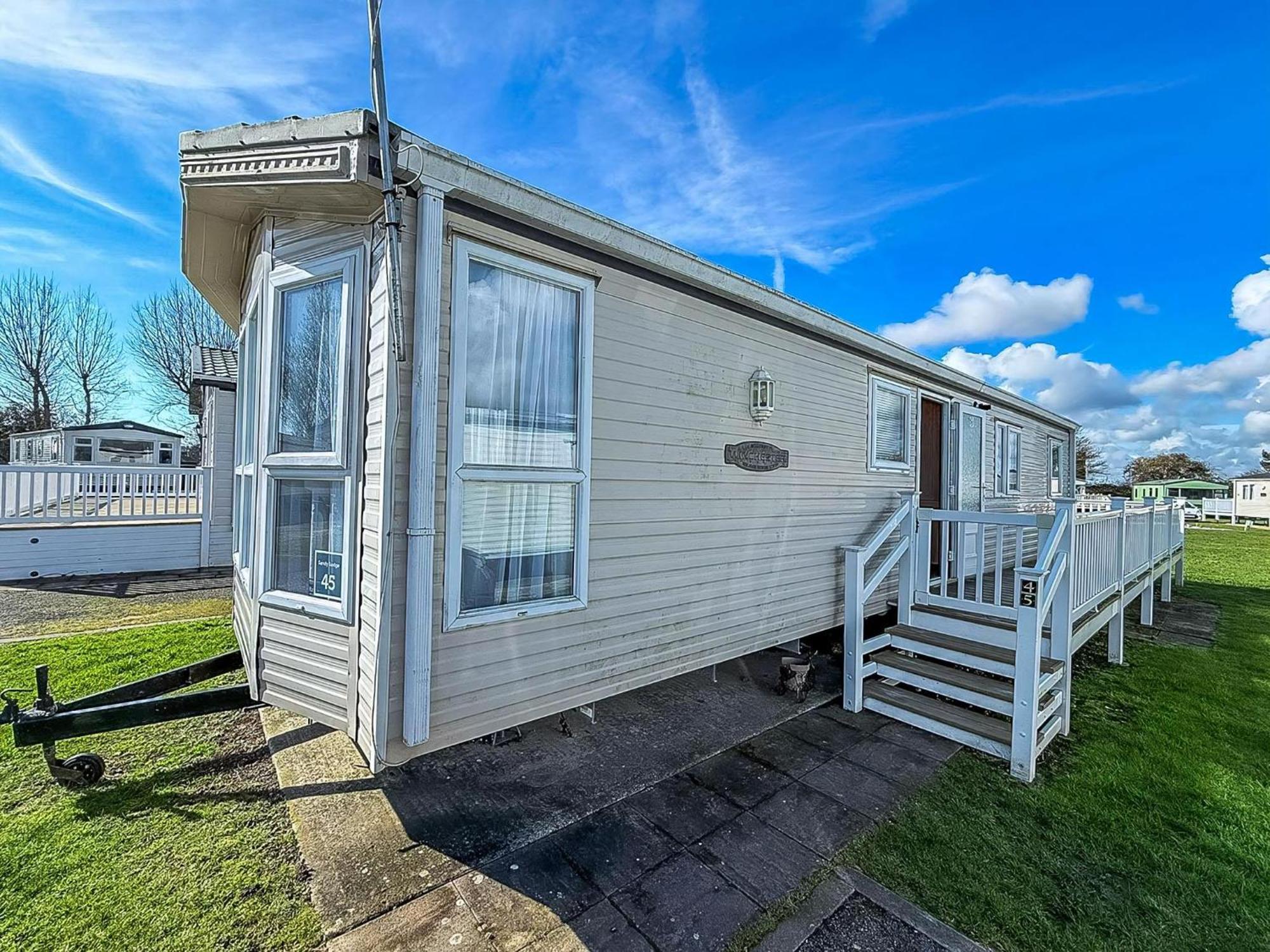 8 Berth Caravan With Decking To Hire At Naze Marine In Essex Ref 17045Nm Walton-on-the-Naze Exterior foto